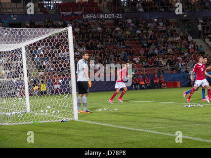 Cracovie, Pologne. 18 Juin, 2017. Salutations distinguées Gianluigi (ITA) Football/soccer : jeter des fans de faux billets d'Italie Salutations distinguées Gianluigi gardien (L) au cours de l'UEFA des moins de 21 Pologne 2017 Championnat match du groupe C entre le Danemark 0-2 l'Italie au Stadion Cracovia Krakow, Pologne . Credit : Maurizio Borsari/AFLO/Alamy Live News Banque D'Images