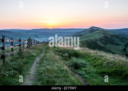 Un lever de soleil sur la crête de Mam Tor. Mam Tor, parc national de Peak District, Castleton, Derbyshire, Royaume-Uni Banque D'Images