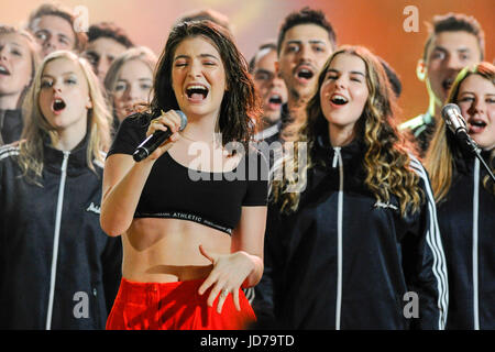 Toronto, Canada. 18 Juin, 2017. Lorde sur scène au iHeartRadio Much Music Video Awards. Credit : EXImages/Alamy Live News Banque D'Images