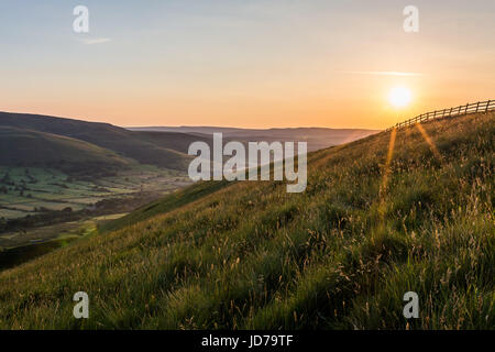 Un lever de soleil sur la crête de Mam Tor. Mam Tor, parc national de Peak District, Castleton, Derbyshire, Royaume-Uni Banque D'Images