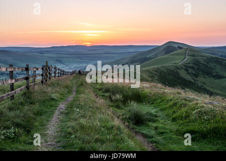 Un lever de soleil sur la crête de Mam Tor. Mam Tor, parc national de Peak District, Castleton, Derbyshire, Royaume-Uni Banque D'Images