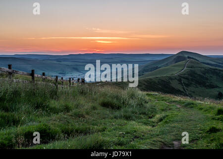 Un lever de soleil sur la crête de Mam Tor. Mam Tor, parc national de Peak District, Castleton, Derbyshire, Royaume-Uni Banque D'Images