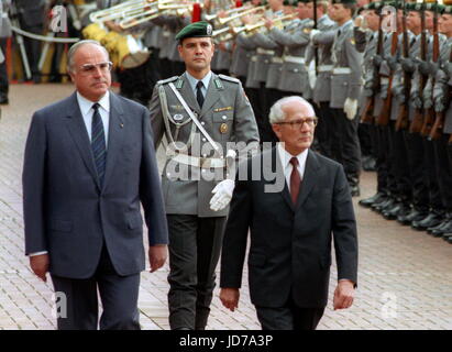 ARCHIVE - le chancelier allemand Helmut Kohl (L) reçoit le secrétaire général du SED RDA Erich Honecker (R) avec les honneurs militaires à Bonn, Allemagne, 7 septembre 1987. Kohl est décédé à l'âge de 87 dans Eggershaim le 16 juin 2017. Il a été chancelier pendant 16 ans et chef du parti CDU depuis un quart de siècle. Photo : AFP Banque D'Images