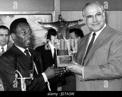 ARCHIVE - l'ancien chancelier allemand Helmut Kohl (R) reçoit une statue miniature de la célèbre statue du Christ de Brazilian soccer player Pele à Bonn, Allemagne, 11 septembre 1987. Kohl est décédé à l'âge de 87 dans Eggershaim le 16 juin 2017. Il a été chancelier pendant 16 ans et chef du parti CDU depuis un quart de siècle. Photo : Peter Popp/dpa Banque D'Images