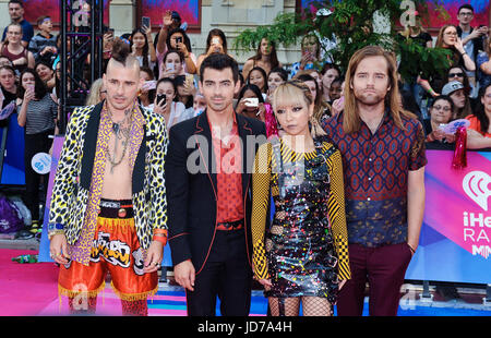 Toronto, ON, Canada. 18 Juin, 2017. 18 juin 2017 - Toronto, Ontario, Canada. Cole Whittle, Joe Jonas, JinJoo Lee et Jack Lawless de DNCE arrivent sur le tapis rose au iHeartRadio 2017 MuchMusic Video Awards au MuchMusic HQ. Crédit photo : Brant/Perniac Perniac AdMedia Crédit : Brant/AdMedia/ZUMA/Alamy Fil Live News Banque D'Images