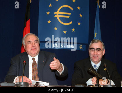 ARCHIVE - Helmut Kohl, ancien chancelier allemand et Theo Weigel, alors ministre fédéral des finances (R) au cours d'une conférence de presse à Bruxelles, Belgique, 2 mai 1998. Le début de l'union monétaire en Europe avec 11 pays est passé au 1er janvier 1999. Kohl est décédé à l'âge de 87 dans Eggershaim le 16 juin 2017. Il a été chancelier pendant 16 ans et chef du parti CDU depuis un quart de siècle. Photo : Michael Jung/dpa Banque D'Images