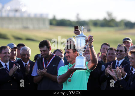 Erin, Wisconsin, USA. 18 Juin, 2017. Brooks Koepka (USA) Golf : Brooks Koepka des États-Unis célèbre avec le trophée après avoir remporté la finale du 117e championnat ouvert aux États-Unis à Erin Hills Golf Course, à Erin, Wisconsin, United States . Credit : Koji Aoki/AFLO/Alamy Live News Banque D'Images