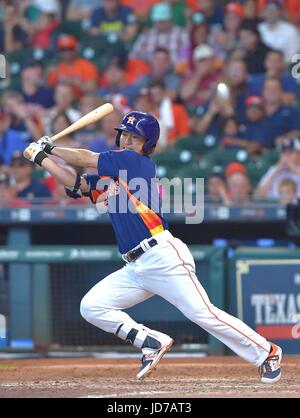 Houston, Texas, USA. 11 Juin, 2017. Norichika Aoki (MLB Astros) : Norichika Aoki des Astros de Houston hits un single pour son 2000ème hit carrière en sixième manche au cours de la Major League Baseball match contre les Los Angeles Angels of Anaheim au Minute Maid Park de Houston, Texas, United States . Credit : AFLO/Alamy Live News Banque D'Images