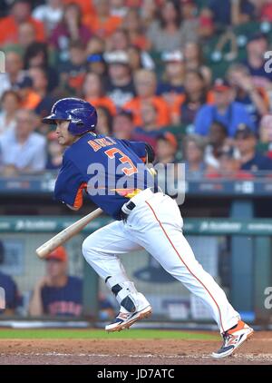 Houston, Texas, USA. 11 Juin, 2017. Norichika Aoki (MLB Astros) : Norichika Aoki des Astros de Houston hits un single pour son 2000ème hit carrière en sixième manche au cours de la Major League Baseball match contre les Los Angeles Angels of Anaheim au Minute Maid Park de Houston, Texas, United States . Credit : AFLO/Alamy Live News Banque D'Images