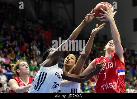 De gauche à droite : Aleksandra Crvendakic Hhadydia Minte de Serbie, et Marielle Amant de France et Sara Krnjic de Serbie en action au cours de l'Europe de la FIBA Basket-ball match de championnat France vs Serbie à Prague, République tchèque, Juin 17, 2017. (CTK Photo/Roman Vondrous) Banque D'Images