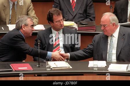 ARCHIVE - l'ancien chancelier allemand Helmut Kohl reçoit les félicitations de l'ancien ministre des Finances Theo Waigel (L) après son gouvernement decleration concernant l'union monétaire au Parlement européen à Bonn, Allemagne, 2 avril 1998. Au milieu se trouve le ministre des affaires étrangères Klaus Kinkel. Kohl est décédé à l'âge de 87 dans Eggershaim le 16 juin 2017. Il a été chancelier pendant 16 ans et chef du parti CDU depuis un quart de siècle. Photo : Michael Jung/dpa Banque D'Images