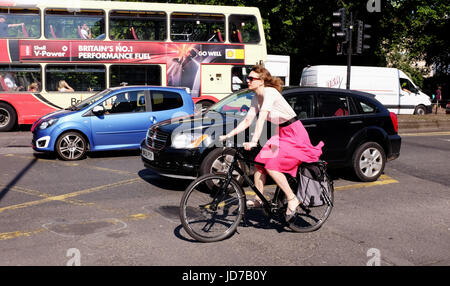 Brighton, UK. 19 Juin, 2017. Une jeune femme entre les cycles de l'heure de pointe à Brighton dans lumière du soleil chaude ce matin que la canicule se poursuit sur la côte sud aujourd'hui avec les températures devraient atteindre 30 degrés au-dessus de crédit encore une fois : Simon Dack/Alamy Live News Banque D'Images