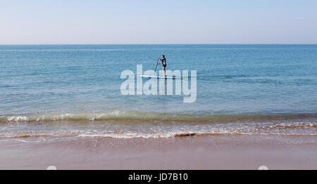 Brighton, Royaume-Uni. 19 juin 2017. Un paddle boarder fait son chemin le long de la plage de Shoreham près de Brighton ce matin alors que la canicule continue sur la côte sud aujourd'hui avec des températures qui devraient à nouveau dépasser les 30 degrés crédit : Simon Dack/Alamy Live News Banque D'Images