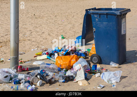 Bournemouth, Dorset, UK. 19 Juin, 2017. Météo France : un autre jour ensoleillé chaud à plages de Bournemouth. De jolies plages, mais un travail à temps plein pour les travailleurs du conseil d'essayer de le garder propre et bien rangé, comme visiteurs à laisser leurs déchets, plutôt que de le mettre dans des bacs ou de le mettre à l'écart avec eux. Credit : Carolyn Jenkins/Alamy Live News Banque D'Images