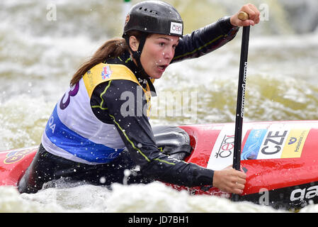 Prague, République tchèque. 17 Juin, 2017. Tereza Fiserova de République tchèque est en concurrence au cours de la demi-finale C1 slalom eau femmes de la Coupe du Monde à Prague, en République tchèque, le 17 juin 2017. Photo : CTK/Vondrous Romain Photo/Alamy Live News Banque D'Images