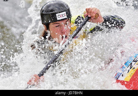 Prague, République tchèque. 17 Juin, 2017. Tereza Fiserova de République tchèque est en concurrence au cours de la demi-finale C1 slalom eau femmes de la Coupe du Monde à Prague, en République tchèque, le 17 juin 2017. Photo : CTK/Vondrous Romain Photo/Alamy Live News Banque D'Images