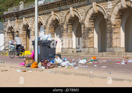 Bournemouth, Dorset, UK. 19 Juin, 2017. Météo France : un autre jour ensoleillé chaud à plages de Bournemouth. De jolies plages, mais un travail à temps plein pour les travailleurs du conseil d'essayer de le garder propre et bien rangé, comme visiteurs à laisser leurs déchets, plutôt que de le mettre dans des bacs ou de le mettre à l'écart avec eux. Credit : Carolyn Jenkins/Alamy Live News Banque D'Images