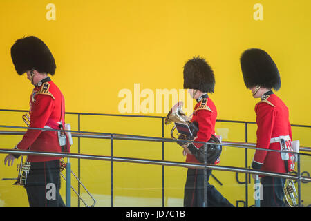 Londres, Royaume-Uni. 19 Juin, 2017. La bande de la Scots Guards tête hors de l'Hôtel de Ville - Au nom du maire Sadiq Khan (qui a été appelé à une réunion de sécurité), l'adjoint au maire de Londres, Joanne Mcartney, a été rejoint par les membres de l'Assemblée de Londres, la Royal Navy, Army et de la Royal Air Force pour une cérémonie de lever du drapeau pour montrer mon soutien pour les hommes et les femmes qui composent les Forces armées de la communauté. Crédit : Guy Bell/Alamy Live News Banque D'Images