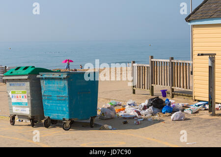 Bournemouth, Dorset, UK. 19 Juin, 2017. Météo France : un autre jour ensoleillé chaud à plages de Bournemouth. De jolies plages, mais un travail à temps plein pour les travailleurs du conseil d'essayer de le garder propre et bien rangé, comme visiteurs à laisser leurs déchets, plutôt que de le mettre dans des bacs ou de le mettre à l'écart avec eux. Credit : Carolyn Jenkins/Alamy Live News Banque D'Images