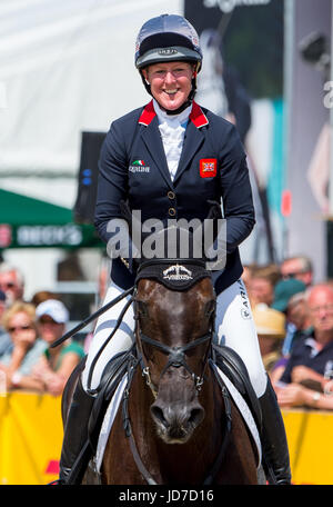 L'athlète équestre britannique Nicola Wilson à califourchon sur son cheval Bulana au concours complet international quatre étoiles à Luhmuehlen, Allemagne, 18 juin 2017. Photo : Philipp Schulze/dpa Banque D'Images