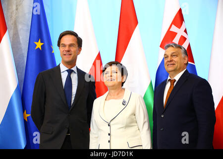 Pologne, Varsovie, Juin 19th, 2017 : Groupe de Visegrad répond aux premiers ministres du Benelux pour la réunion officielle. Président de la V4 Group et le Premier ministre polonais Beata Szydlo accueille le premier ministre de Hongrie, Viktor Orban, Bohuslav Sobotka et Czechian PM PM Slovaque Robert Fico. Premier Ministre du Luxembourg Xavier Bettel, le néerlandais Mark Rutte et PM PM Belge Charles Michel arrivent à Varsovie. © Jake Ratz/Alamy Live News Banque D'Images