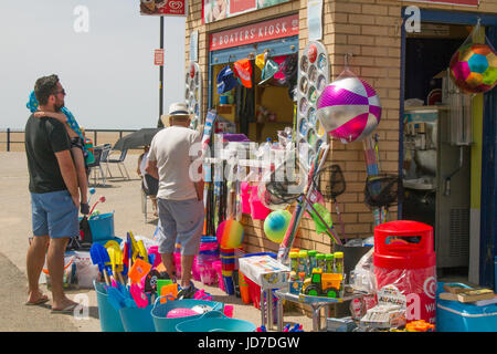 Lytham St Annes, Lancashire, Royaume-Uni. Météo britannique. 19 Juin, 2017. Pour commencer la journée ensoleillée sur la côte ouest avec un autre en grande partie sèche, chaude et ensoleillée au bord de la mer. /AlamyLiveNews MediaWorldImages crédit ; Banque D'Images