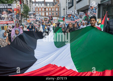 Juin 18, 2017 - Londres, Royaume-Uni - LONDRES, Royaume-Uni. 18 juin 2017. Les gens détiennent un immense drapeau palestinien à l'assemblée annuelle d'Al Qods (Jérusalem) 24 mars à Londres avec la participation de plusieurs milliers de tout le pays. Organisé par le comité Al-qods avec la Commission islamique des droits de l'homme et de l'appui de divers groupes, y compris la Coalition contre la guerre, l'Association musulmane de Grande-Bretagne et les juifs pour le boycott des produits israéliens a été menée par les imams et les Neturei Karta anti-sionistes juifs, il a appelé à la liberté de la Palestine et de tous les opprimés du monde entier. Comme d'habitude en a attiré l'opposition de grou sioniste Banque D'Images