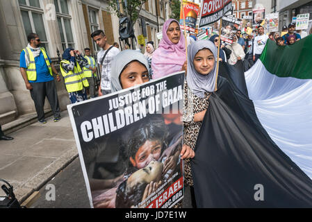 Juin 18, 2017 - Londres, Royaume-Uni - LONDRES, Royaume-Uni. 18 juin 2017. Les gens détiennent un immense drapeau palestinien à l'assemblée annuelle d'Al Qods (Jérusalem) 24 mars à Londres avec la participation de plusieurs milliers de tout le pays. Organisé par le comité Al-qods avec la Commission islamique des droits de l'homme et de l'appui de divers groupes, y compris la Coalition contre la guerre, l'Association musulmane de Grande-Bretagne et les juifs pour le boycott des produits israéliens a été menée par les imams et les Neturei Karta anti-sionistes juifs, il a appelé à la liberté de la Palestine et de tous les opprimés du monde entier. Comme d'habitude en a attiré l'opposition de grou sioniste Banque D'Images