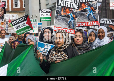 Juin 18, 2017 - Londres, Royaume-Uni - LONDRES, Royaume-Uni. 18 juin 2017. Les gens détiennent un immense drapeau palestinien à l'assemblée annuelle d'Al Qods (Jérusalem) 24 mars à Londres avec la participation de plusieurs milliers de tout le pays. Organisé par le comité Al-qods avec la Commission islamique des droits de l'homme et de l'appui de divers groupes, y compris la Coalition contre la guerre, l'Association musulmane de Grande-Bretagne et les juifs pour le boycott des produits israéliens a été menée par les imams et les Neturei Karta anti-sionistes juifs, il a appelé à la liberté de la Palestine et de tous les opprimés du monde entier. Comme d'habitude en a attiré l'opposition de grou sioniste Banque D'Images