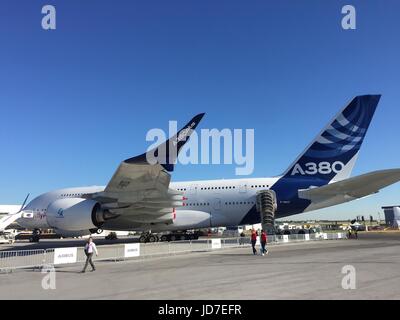 Le Bourget, France. 19 Juin, 2017. dpatop - un Airbus A380 avec un modèle de la nouvelle, plus grande, les ailes pliées ('A380plus') peut être vu sur le premoses de l'aéronautique à Paris Le Bourget, France, le 19 juin 2017. Le constructeur d'avions Airbus est en train de modifier son modèle impopulaire A380 - avec les ailes pliées de carburant peut baisser de 4  %, le fabricant a déclaré que selon un rapport d'étude de développement, également appelé 'UNE380plus'. Photo : Sebastian Kunigkeit/dpa/Alamy Live News Banque D'Images