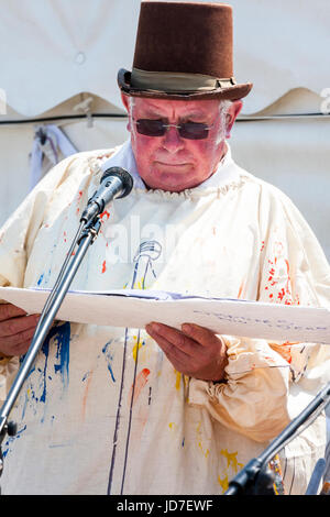 Hauts homme habillé comme l'artiste Turner, debout tout en regardant vers le bas de la carte qu'il occupe. Portant des lunettes noires et chapeau avec l'artiste smock. Une partie de l'broadstairs Dickens festival. Banque D'Images