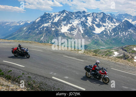 Les motards du moteur au Col de Galibier, France Banque D'Images