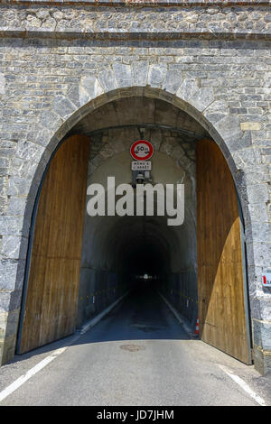 Tunnel routier au col de Galibier, France Banque D'Images