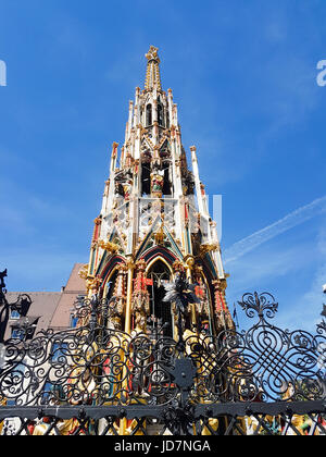 Fontaine du 14e siècle situé sur le marché principal de Nuremberg Banque D'Images