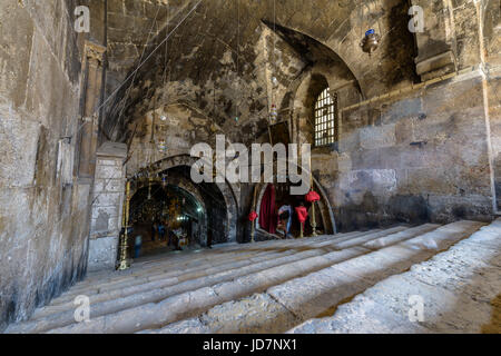 Jérusalem, Israël - 18 Avril 2015 : Intérieur de la tombe de la Vierge Marie, la mère de Jésus au pied du mont des Oliviers à Jérusalem Banque D'Images