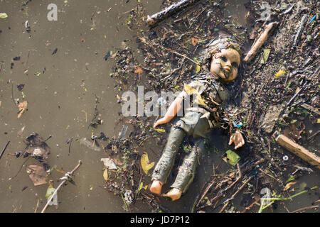 Une poupée de l'enfant dans le tristement flottante Tamise, Londres, UK Banque D'Images