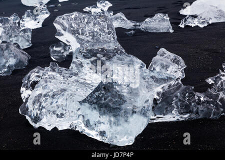 La formation de glace sur une plage de l'Islande par la lagune de Jökulsárlón Banque D'Images