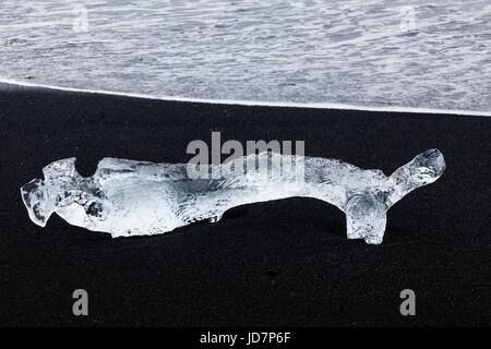 La formation de glace sur une plage de l'Islande par la lagune de Jökulsárlón Banque D'Images