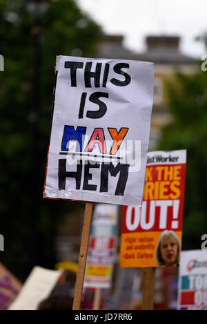 Manifestation de l'alliance anti-Tory DUP devant Downing Street à Whitehall, Londres. Pancartes et manifestants. May Hem, Mayhem Banque D'Images