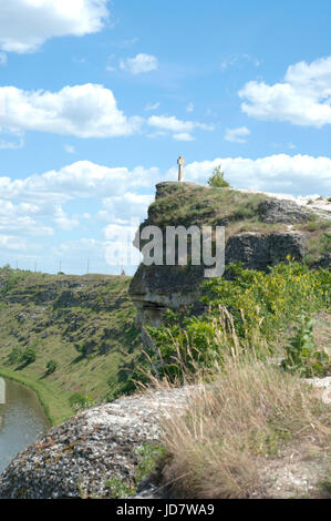 Ancienne croix de roches sur la falaise Banque D'Images