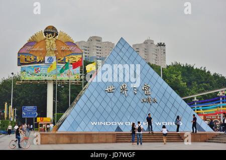 Vue de la fenêtre du monde Theme Park situé à Shenzhen, en Chine. Il comprend des reproductions de célèbres monuments du monde. Banque D'Images