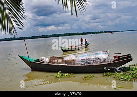 Un bateau laissé seul avec du fret - Rivière, Bangladesh Banque D'Images