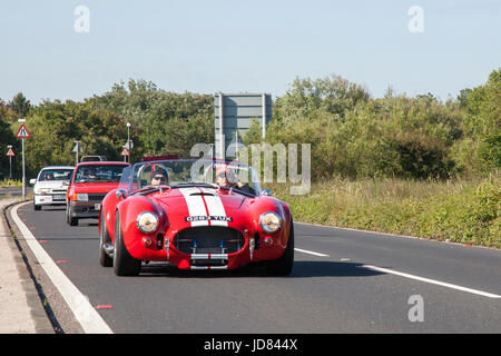 2015 V8 réplique AC DAX COBRA 427, voiture de sport britannique décapotable roadster Classic, véhicules de collection Sportscars arrivant pour le Woodvale Rally, Southport, Merseyside, Royaume-Uni. Banque D'Images