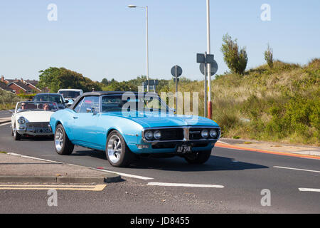 1968 60 véhicules d'époque américains Pontiac Firebird  Classic, collectables et restaurés arrivant pour le Woodvale Rally, Southport, Merseyside, Royaume-Uni. Banque D'Images