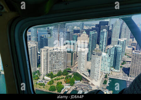 Vue aérienne de jour à Toronto, Ontario, Canada, grâce à la fenêtre de l'avion. photo aérienne de l'ontario canada 2016 Banque D'Images