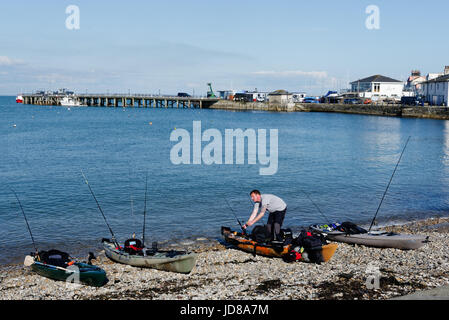 Deux pêcheurs préparent leurs bateaux sur la plage de Swanage, Swanage dans le Dorset, Angleterre Banque D'Images