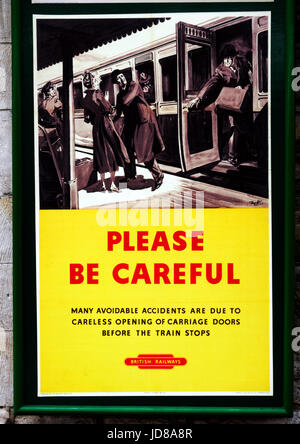 Vieux style années 50 British Railways affiche annonçant sur la plate-forme de sensibilisation à la sécurité sur le chemin de fer à vapeur de Swanage Banque D'Images