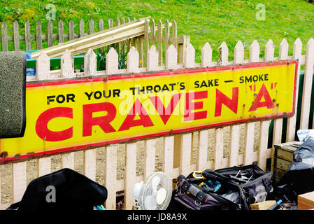 Une vieille publicité pour les cigarettes Craven A avec l'incroyable catchline pour l'amour de votre gorge Craven A Fumée Banque D'Images