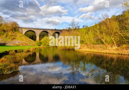 Pierre tombale Viaduc, parfois appelé le viaduc, Dale Monsal dans le Peak District, dans le Derbyshire, Royaume-Uni Banque D'Images