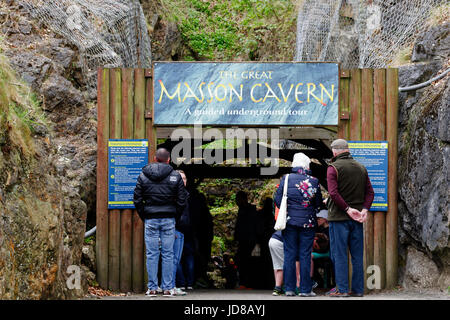 Les gens qui attendent à l'entrée de la grande caverne Masson à des hauteurs d'Abraham, Matlock Bath, Derbyshire, Angleterre Banque D'Images
